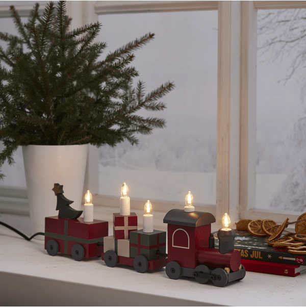 Christmas Train ROOD Van Star Trading - De verlichting van de trein gebeurt met ledlampjes die in de wagons zijn geplaatst en met een zwarte textielkabel bij elkaar worden gehouden.
