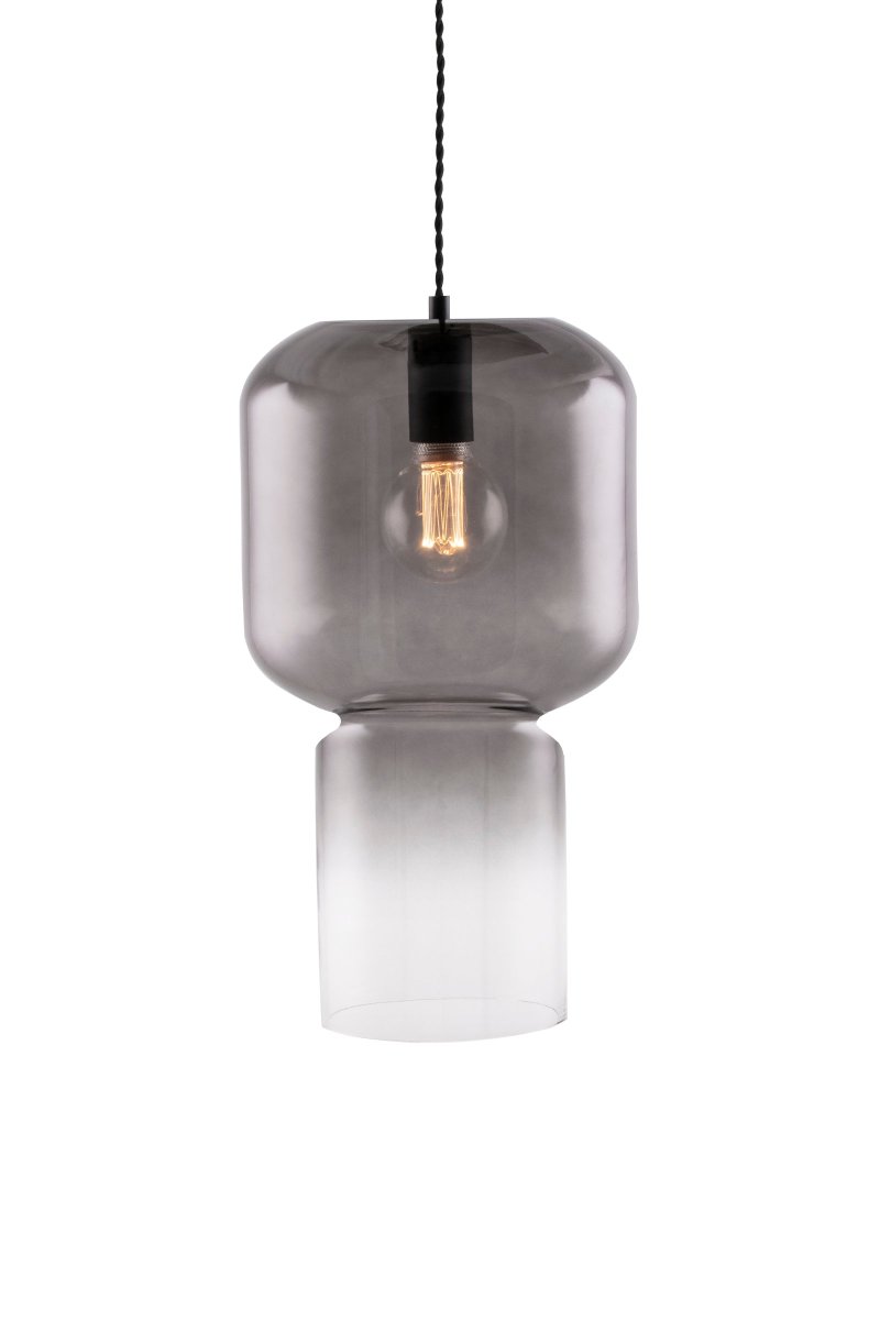 Nog Ø25 Rookkleurig hanglamp Van Globen Lighting - Nog heeft een 120 cm lange zwarte gedraaide textielkabel en een zwarte kunststof plafondkap.