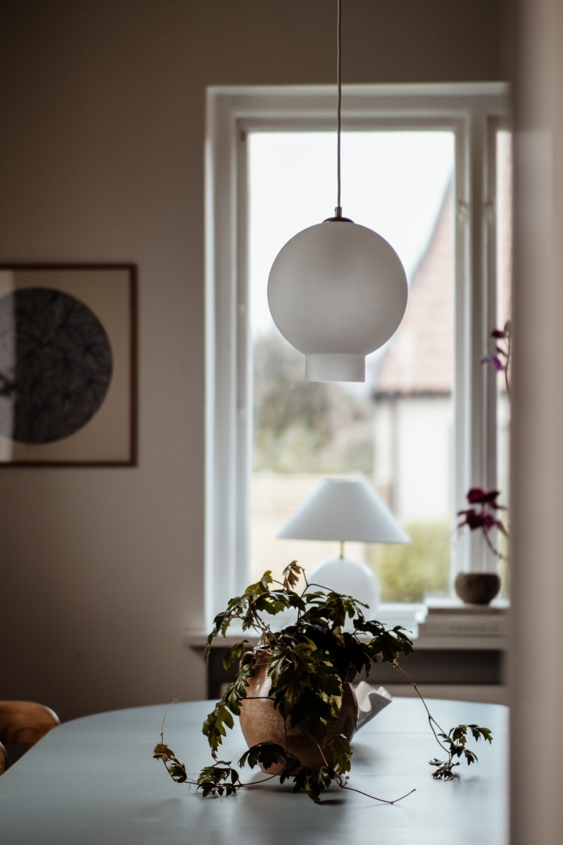 Bams Ø25 Wit hanglamp Van Globen Lighting - De Bams hanglamp met zijn eigentijdse vorm en prachtige matglas geeft een zachte, subtiele gloed aan je interieur.