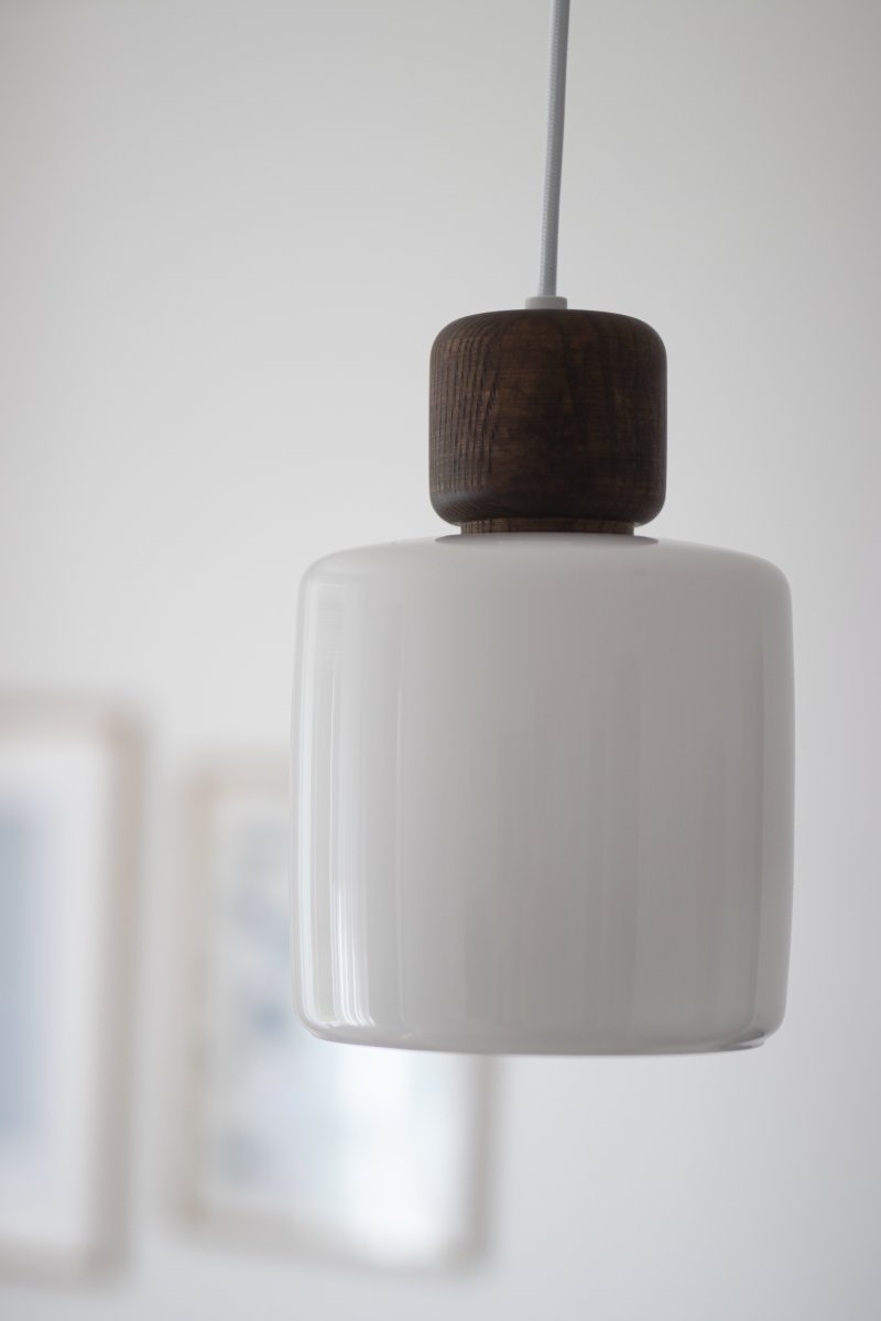 DOT Ø15 Wit hanglamp Van Globen Lighting - De karakteristieke houten knop vormt een duidelijk contrast met de glazen kap en geeft de lamp karakter.