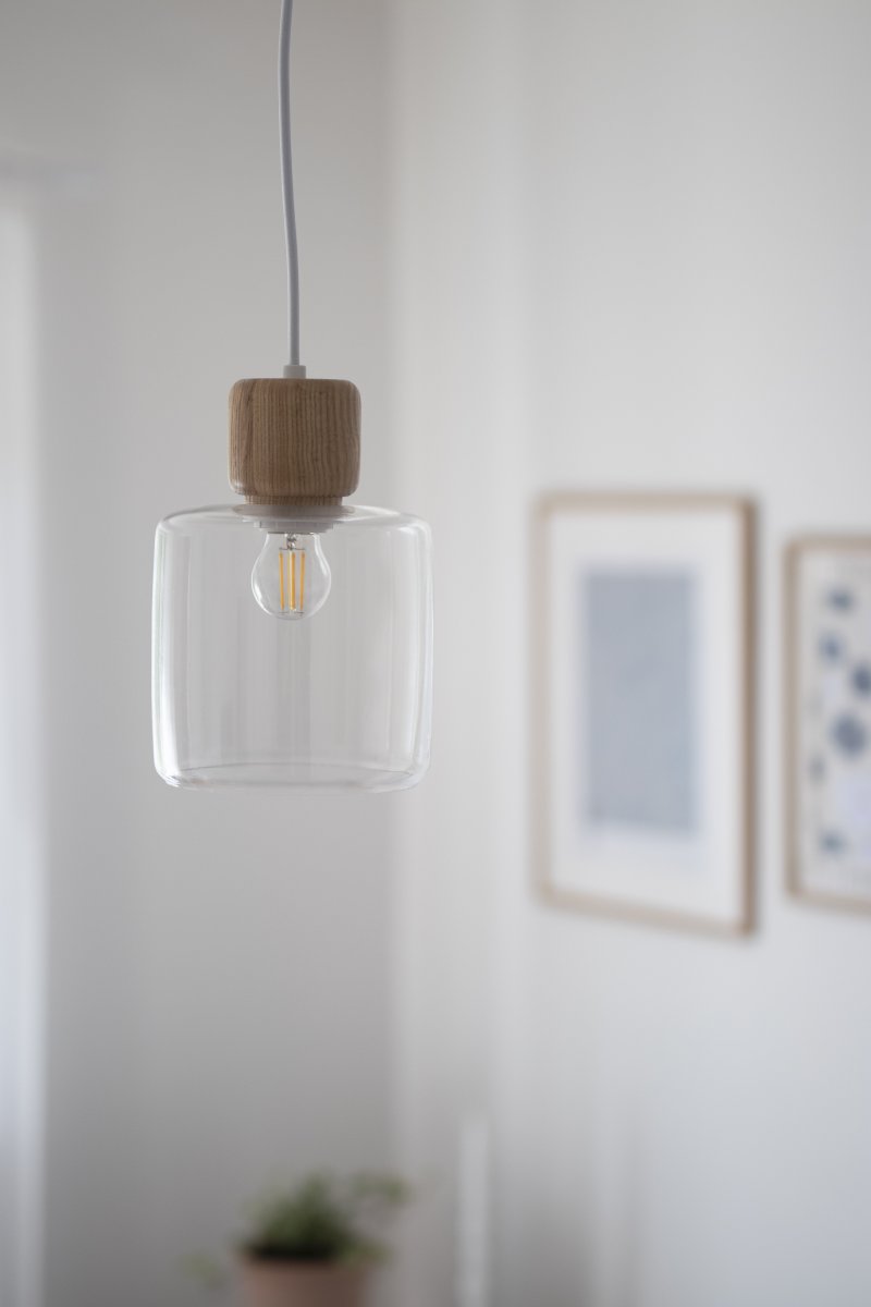 DOT Ø15 Transparant hanglamp Van Globen Lighting - De karakteristieke houten knop vormt een duidelijk contrast met de glazen kap en geeft de lamp karakter.