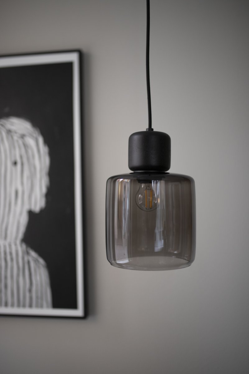 DOT Ø15 Rookkleurig hanglamp Van Globen Lighting - De karakteristieke houten knop vormt een duidelijk contrast met de glazen kap en geeft de lamp karakter.