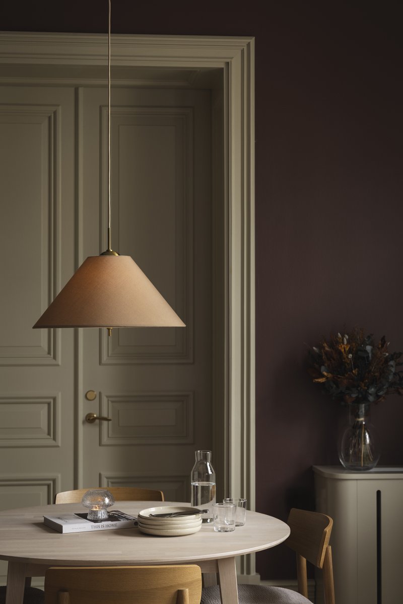 Iris Ø50 Bruin hanglamp Van Globen Lighting - Iris is een elegante hanglamp van ijzer met een messing afwerking en een handgemaakte textielen kap van bruin katoen.