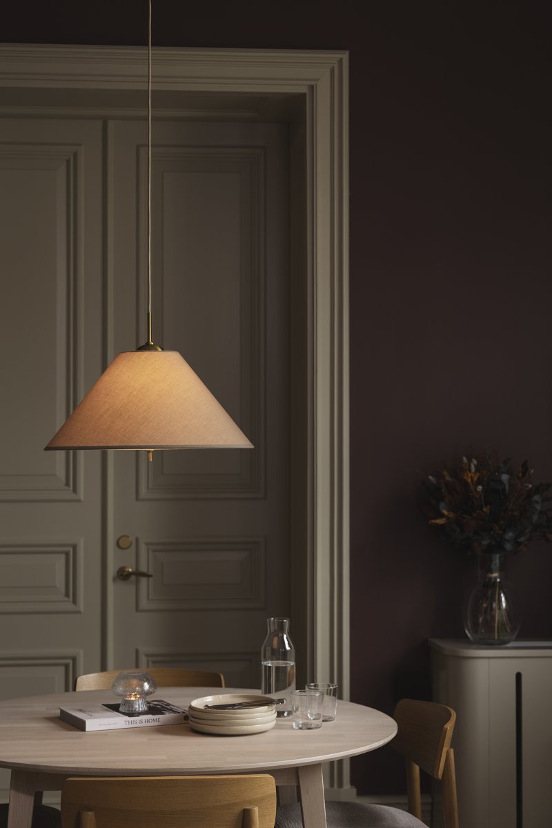 Iris Ø50 Bruin hanglamp Van Globen Lighting - Iris is een elegante hanglamp van ijzer met een messing afwerking en een handgemaakte textielen kap van bruin katoen.