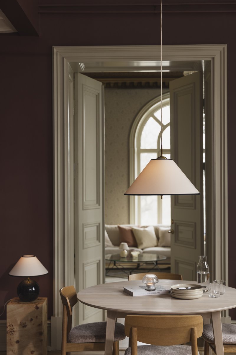 Iris Ø50 Crème wit hanglamp Van Globen Lighting - Iris is een elegante hanglamp van ijzer met een messing afwerking en een handgemaakte textielen kap van crèmekleurig katoen.