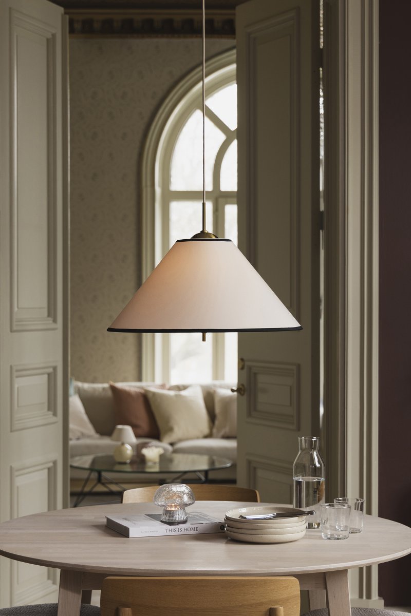 Iris Ø50 Crème wit hanglamp Van Globen Lighting - Iris is een elegante hanglamp van ijzer met een messing afwerking en een handgemaakte textielen kap van crèmekleurig katoen.