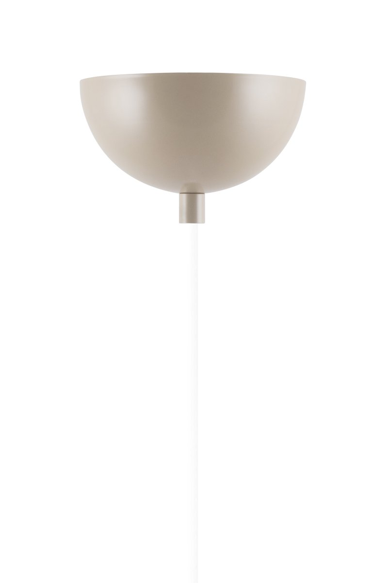 Ripley Ø25 Beige hanglamp Van Globen Lighting - De lamp is gemaakt van metaal en heeft een glazen kap van opaalwit glas die een aangenaam licht verspreidt.