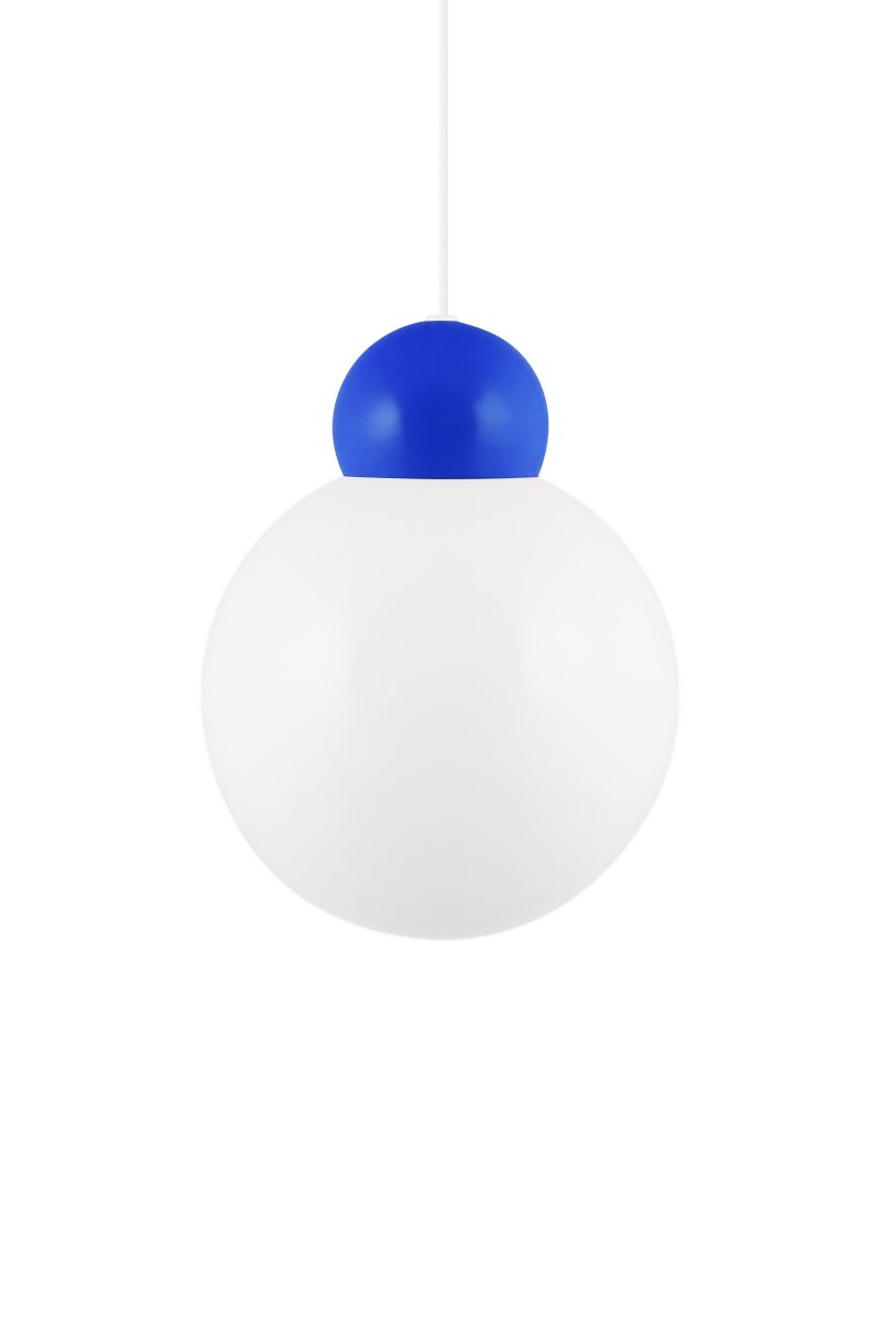 Ripley Ø25 Blauw hanglamp Van Globen Lighting - De lamp is gemaakt van metaal en heeft een glazen kap van opaalwit glas die een aangenaam licht verspreidt.