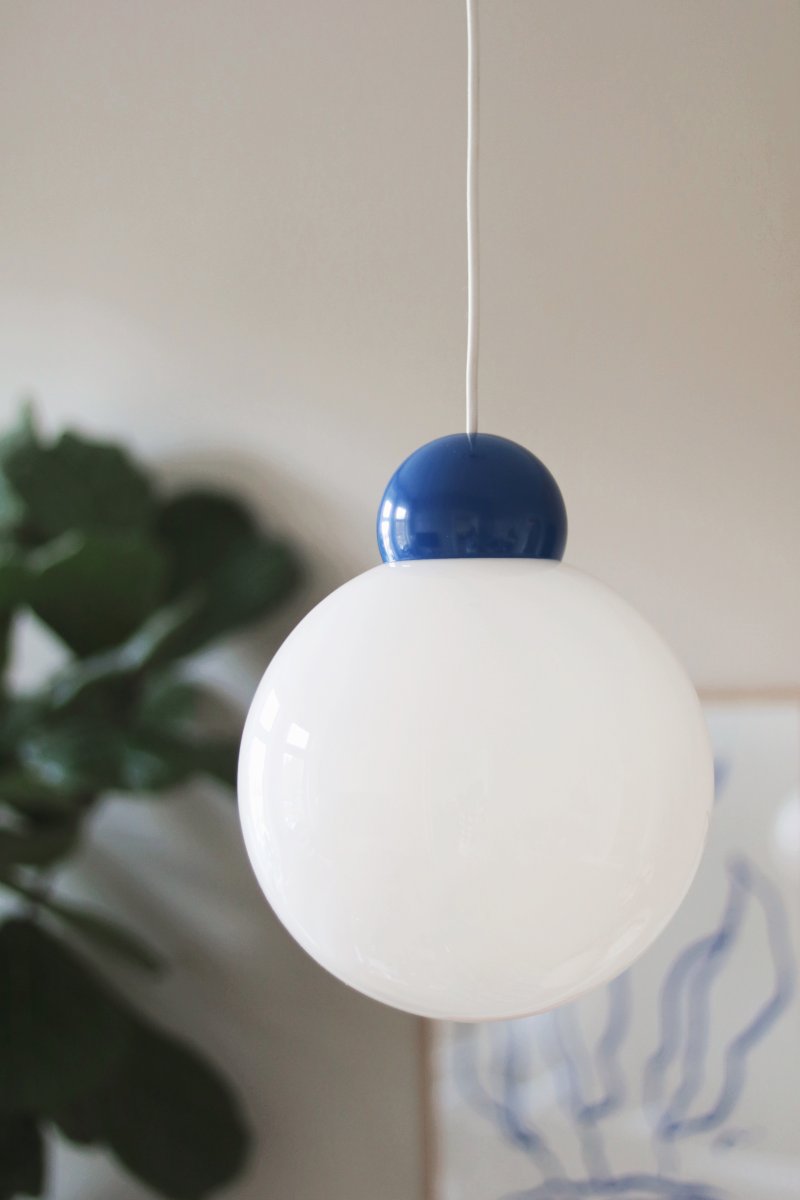Ripley Ø25 Blauw hanglamp Van Globen Lighting - De lamp is gemaakt van metaal en heeft een glazen kap van opaalwit glas die een aangenaam licht verspreidt.