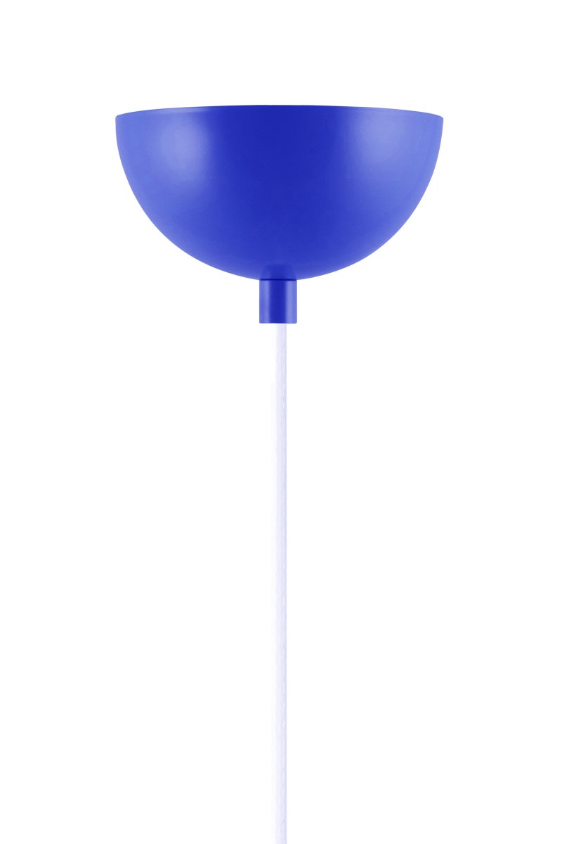 Ripley Ø25 Blauw hanglamp Van Globen Lighting - De lamp is gemaakt van metaal en heeft een glazen kap van opaalwit glas die een aangenaam licht verspreidt.