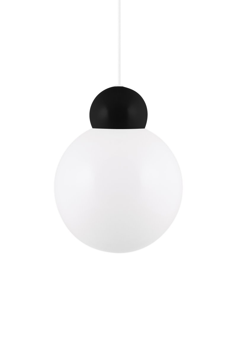 Ripley Ø25 Zwart hanglamp Van Globen Lighting - De lamp is gemaakt van metaal en heeft een glazen kap van opaalwit glas die een aangenaam licht verspreidt.