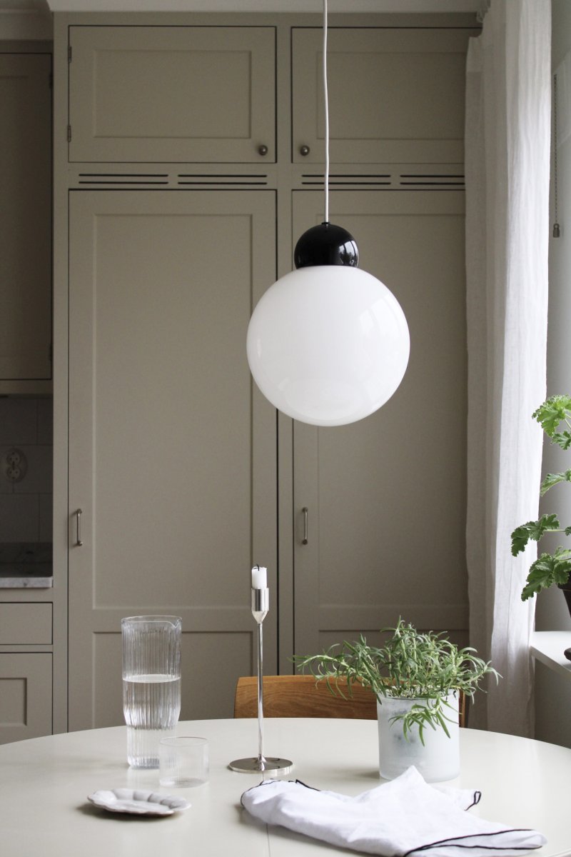 Ripley Ø25 Zwart hanglamp Van Globen Lighting - De lamp is gemaakt van metaal en heeft een glazen kap van opaalwit glas die een aangenaam licht verspreidt.