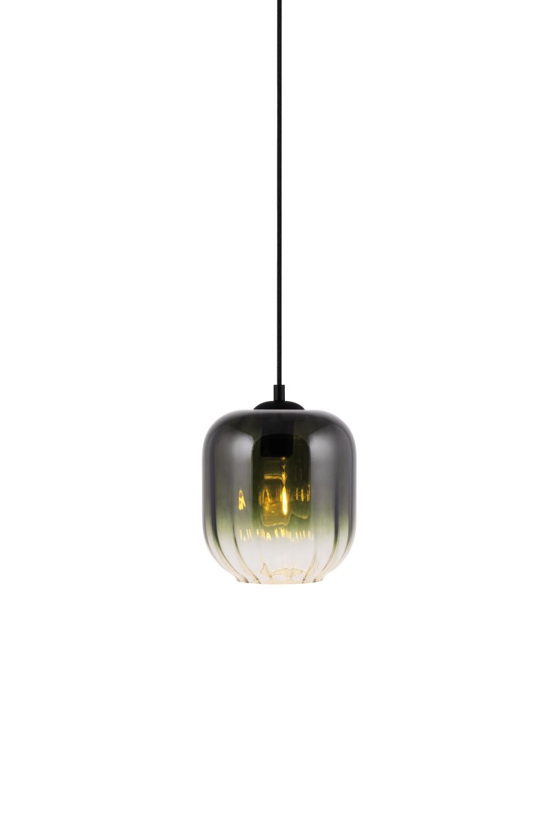 Haze Ø18 Groente hanglamp Van Globen Lighting - Haze is een prachtige hanglamp met mondgeblazen glas dat aan de binnenkant gecanneleerd is, wat een prachtig lichtspel creëert wanneer de lamp brandt.