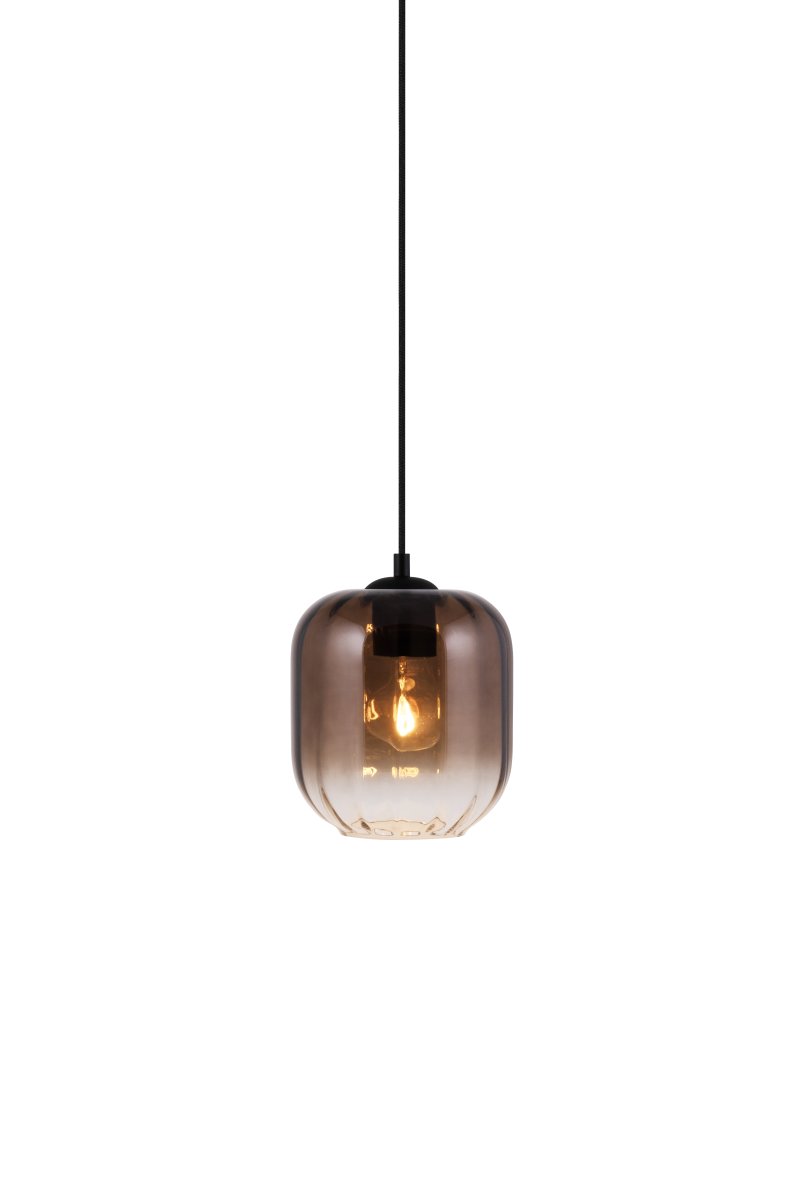 Haze Ø18 Bruin hanglamp Van Globen Lighting - Haze is een prachtige hanglamp met mondgeblazen glas dat aan de binnenkant gecanneleerd is, wat een prachtig lichtspel creëert wanneer de lamp brandt.