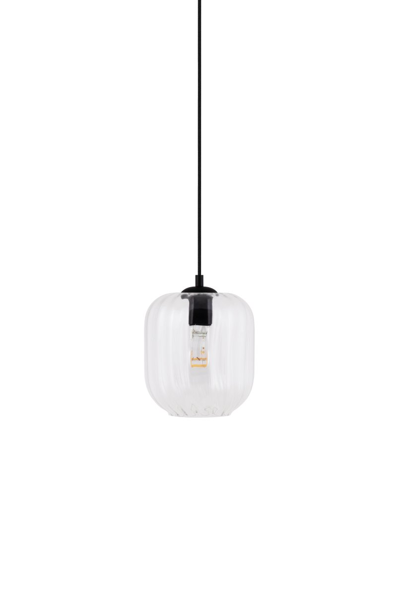 Haze Ø18 Transparant hanglamp Van Globen Lighting - Haze is een prachtige hanglamp met mondgeblazen glas dat aan de binnenkant gecanneleerd is, wat zorgt voor een prachtig lichtspel wanneer de lamp brandt.