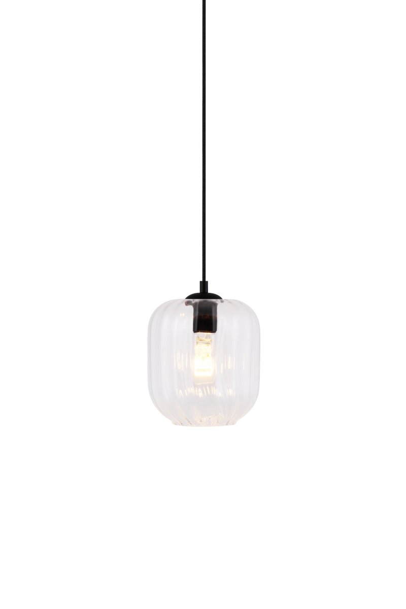 Haze Ø18 Transparant hanglamp Van Globen Lighting - Haze is een prachtige hanglamp met mondgeblazen glas dat aan de binnenkant gecanneleerd is, wat zorgt voor een prachtig lichtspel wanneer de lamp brandt.