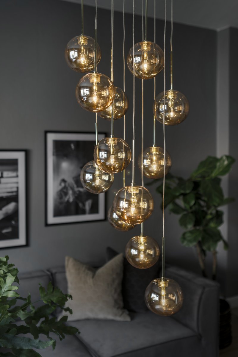Skyfall Ø30 Amber hanglamp Van Globen Lighting - Plaats Skyfall in de hal, eetkamer of boven de eettafel en u bent verzekerd van een echte blikvanger!