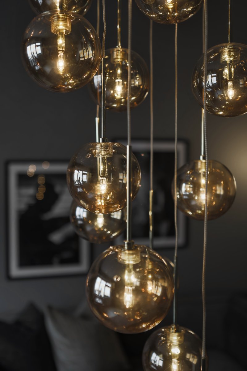 Skyfall Ø30 Amber hanglamp Van Globen Lighting - Plaats Skyfall in de hal, eetkamer of boven de eettafel en u bent verzekerd van een echte blikvanger!