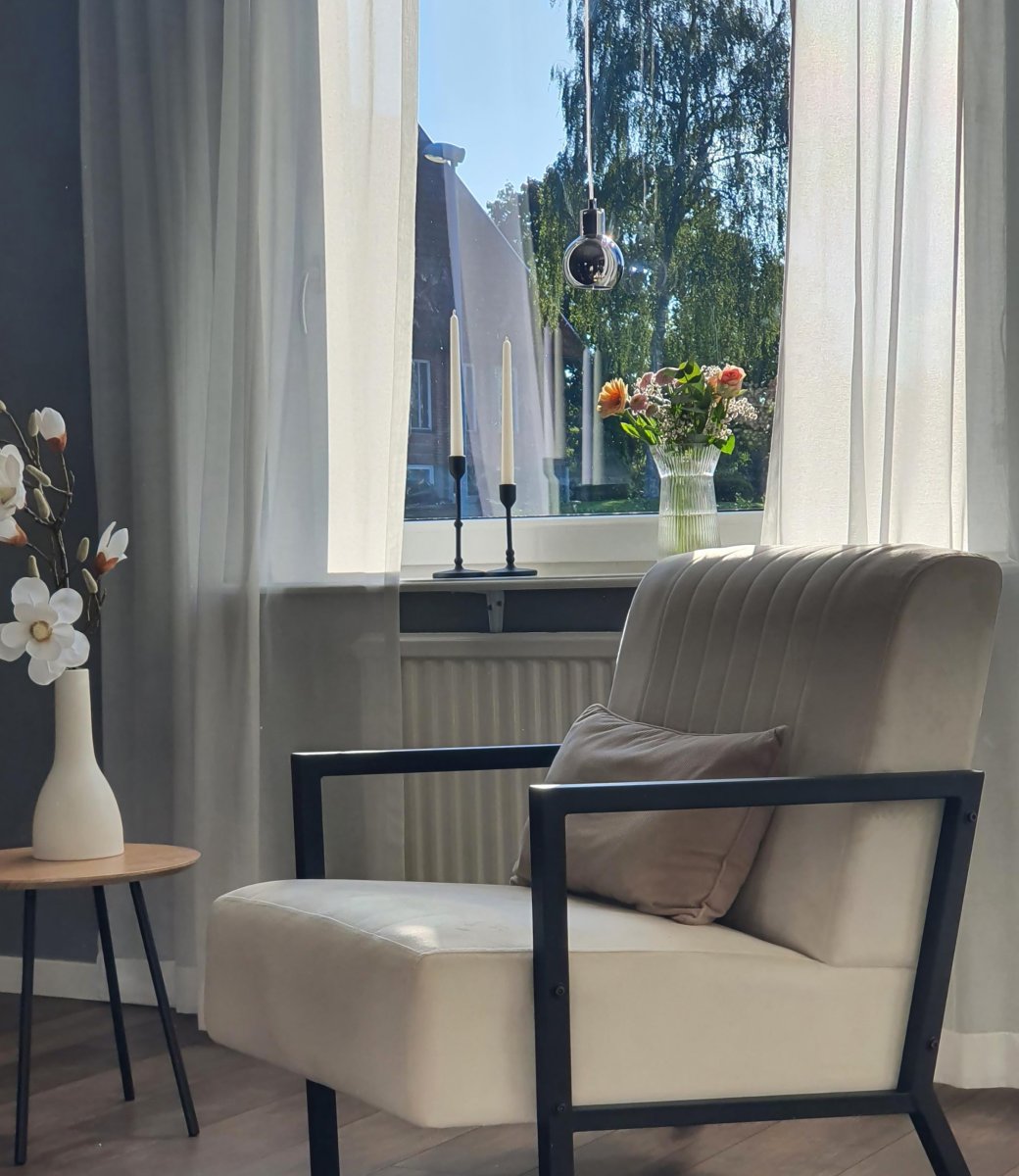 Leah Ø10 Rookkleurig raamlamp Van Aneta Lighting - De kap van rookglas zorgt voor een gezellig en aangenaam licht, terwijl de chromen details een modern contrast creëren.