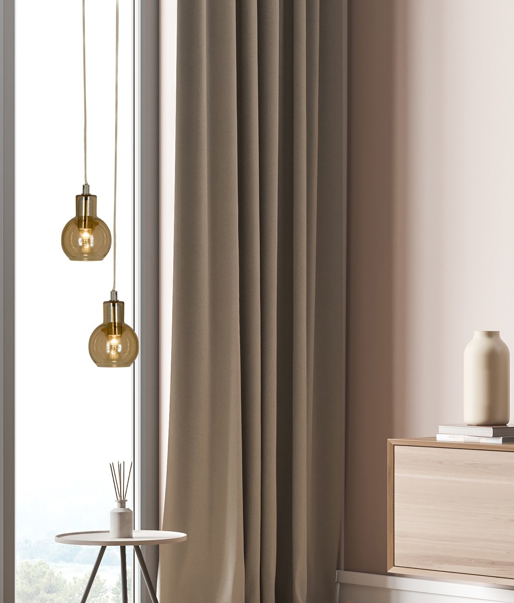 Leah Ø10 Amber raamlamp Van Aneta Lighting - De amberkleurige glazen kap zorgt voor een warm en aangenaam licht, terwijl de chromen details een modern contrast creëren.