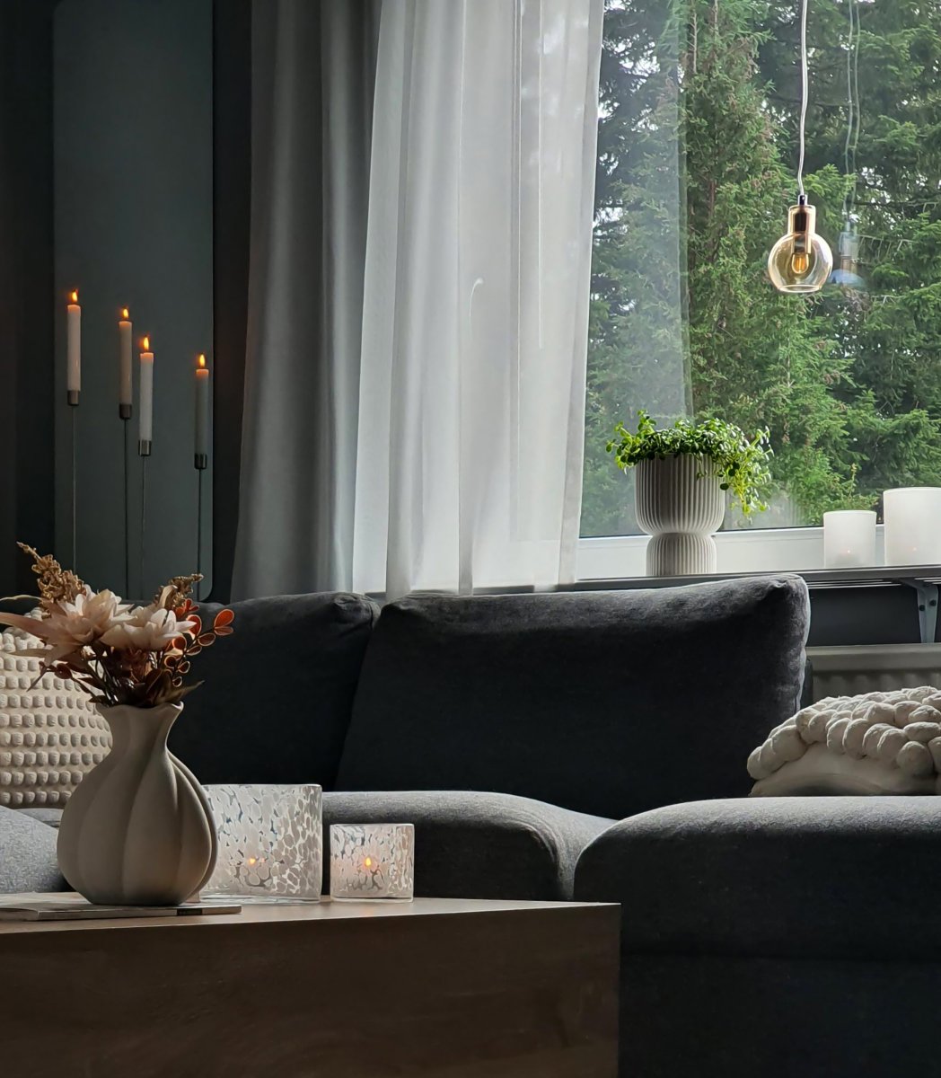 Leah Ø10 Amber raamlamp Van Aneta Lighting - De amberkleurige glazen kap zorgt voor een warm en aangenaam licht, terwijl de chromen details een modern contrast creëren.