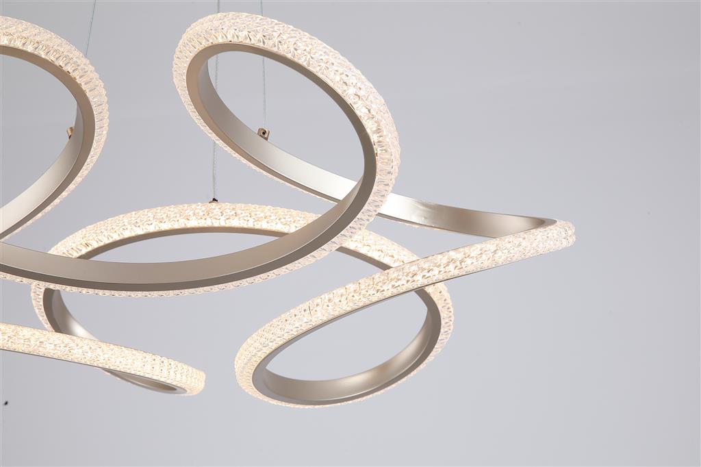 Doodle Ø60 Champagne hanglamp Van Searchlight - Het elegant gevormde metalen frame heeft een stijlvolle champagnekleurige afwerking en omsluit een geïntegreerde LED-strip met een transparante acryl diffuser die prisma's nabootst.