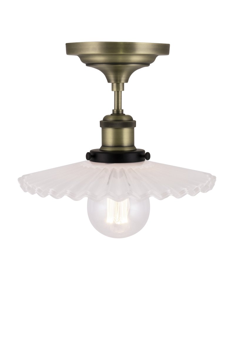 Cobbler Ø25 Wit plafondlamp Van Globen Lighting - Cobbler is een nieuwe interpretatie van de klassieke schoenmakerlamp die perfect past in diverse interieurs.