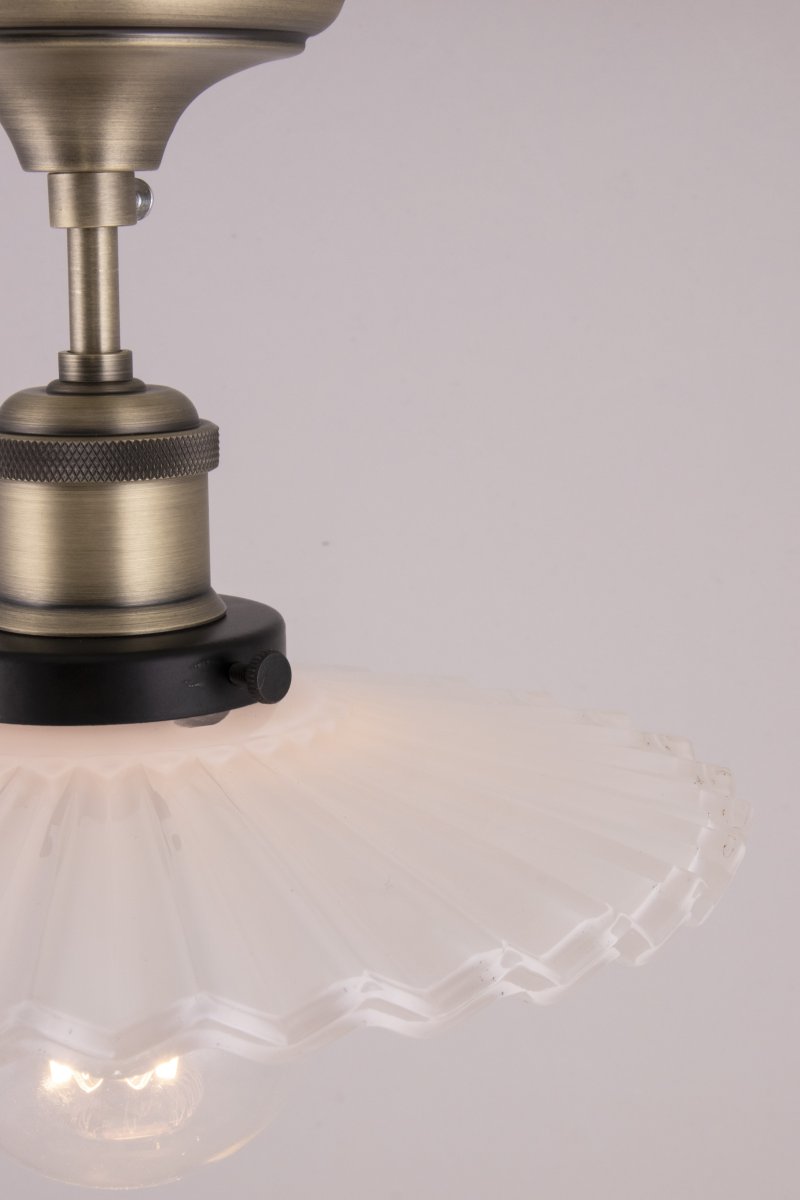 Cobbler Ø25 Wit plafondlamp Van Globen Lighting - Cobbler is een nieuwe interpretatie van de klassieke schoenmakerlamp die perfect past in diverse interieurs.