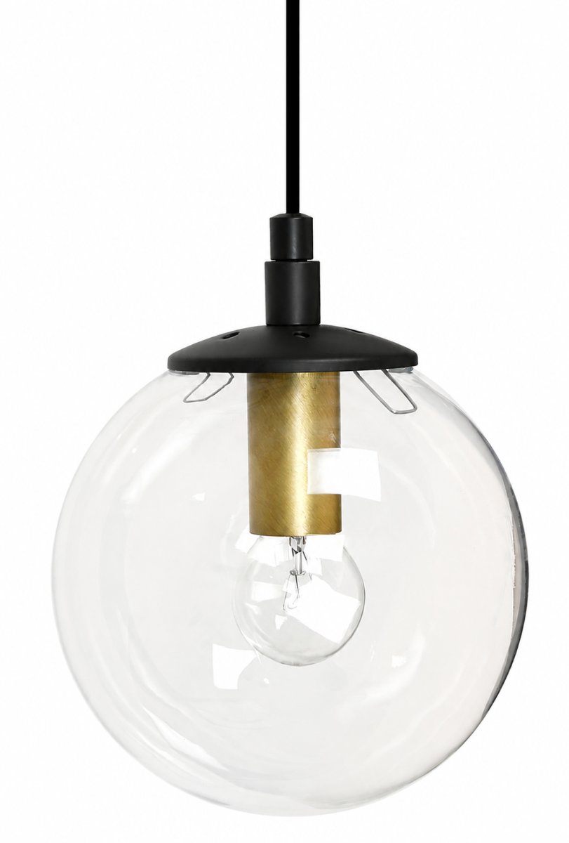  Perla W Ø16 Messing hanglamp Van Hallbergs - Door de combinatie van de ronde, heldere glazen bol en het elegante metaal in messing en zwart, trekt Perla alle aandacht in de kamer.