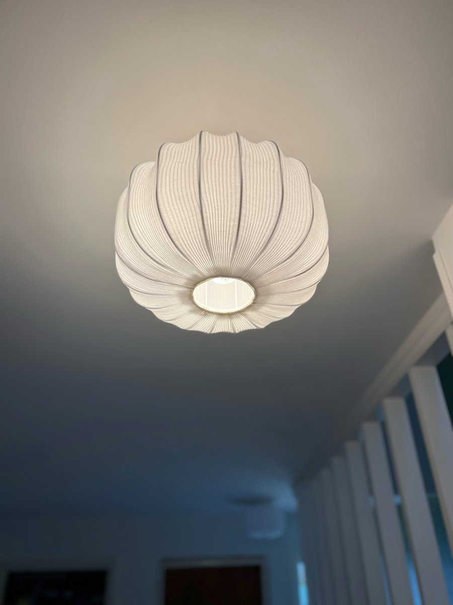 Madame Ø33 Wit plafondlamp Van Aneta Lighting - Madame plafondlamp met decoratieve, geplooide textielen kap in het wit.