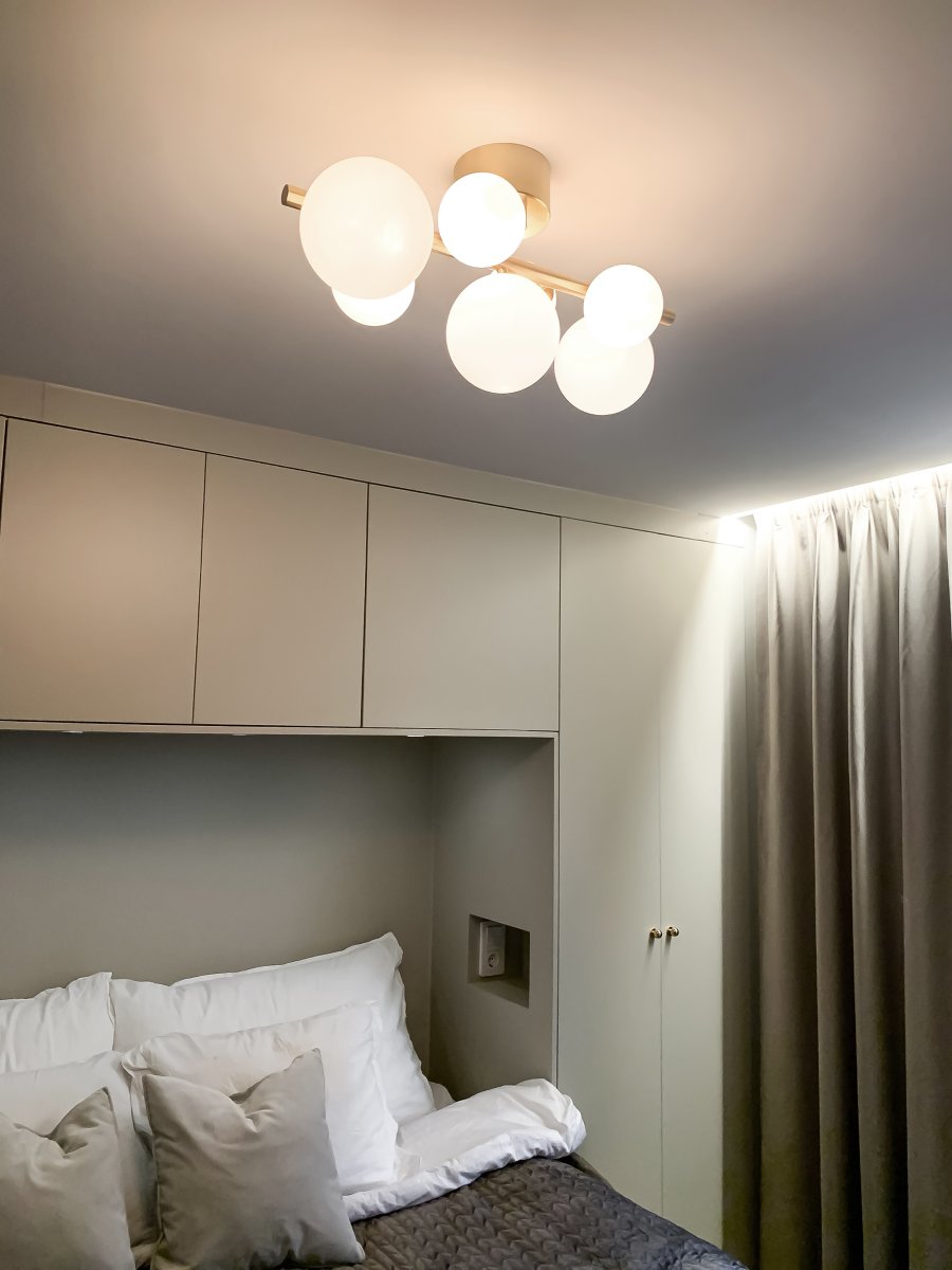 Molekyl 58cm Mat messing plafondlamp Van Aneta Lighting - De kap is voorzien van een aansluitblok, waarop een lampstekker kan worden gemonteerd.