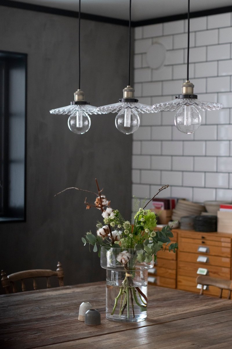 Cobbler 90cm Duidelijk hanglamp Van Globen Lighting - Door de langwerpige plafondkap met de drie glazen kappen past de lamp perfect boven een langwerpige eettafel, bar of aanrecht.