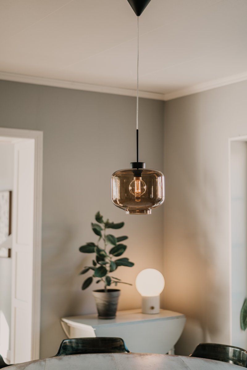 Ritz Ø25 Bruin hanglamp Van Globen Lighting - Ritz is een hanglamp met een klassieke vorm en een klein formaat die zowel solo als in een rij boven een eettafel mooi tot zijn recht komt.