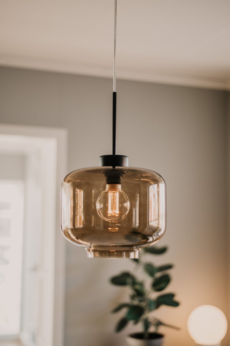 Ritz Ø25 Bruin hanglamp Van Globen Lighting - Ritz is een hanglamp met een klassieke vorm en een klein formaat die zowel solo als in een rij boven een eettafel mooi tot zijn recht komt.