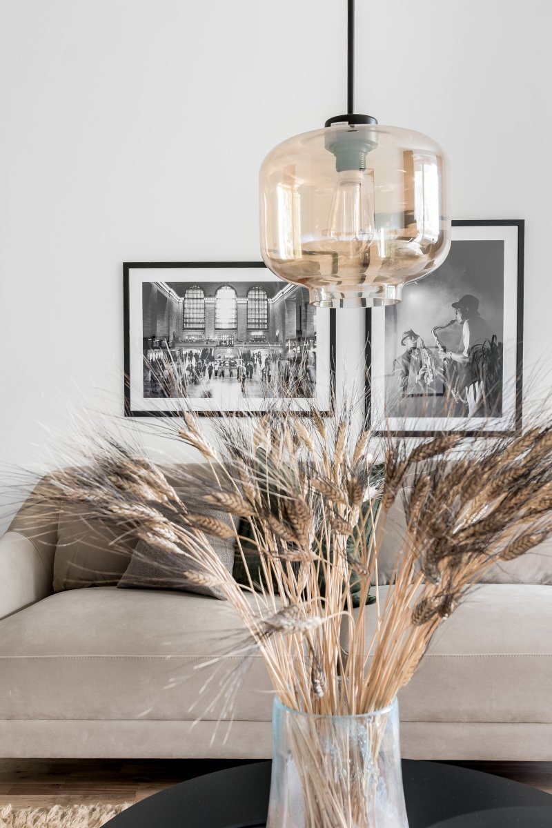 Ritz Ø25 Amber hanglamp Van Globen Lighting - Ritz is een hanglamp met een klassieke vorm en een klein formaat die zowel solo als in een rij boven een eettafel mooi tot zijn recht komt.