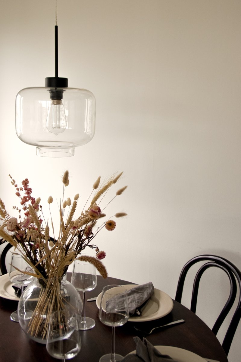 Ritz Ø25 Transparant hanglamp Van Globen Lighting - Ritz is een hanglamp met een klassieke vorm en een klein formaat die zowel solo als in een rij boven een eettafel mooi tot zijn recht komt.