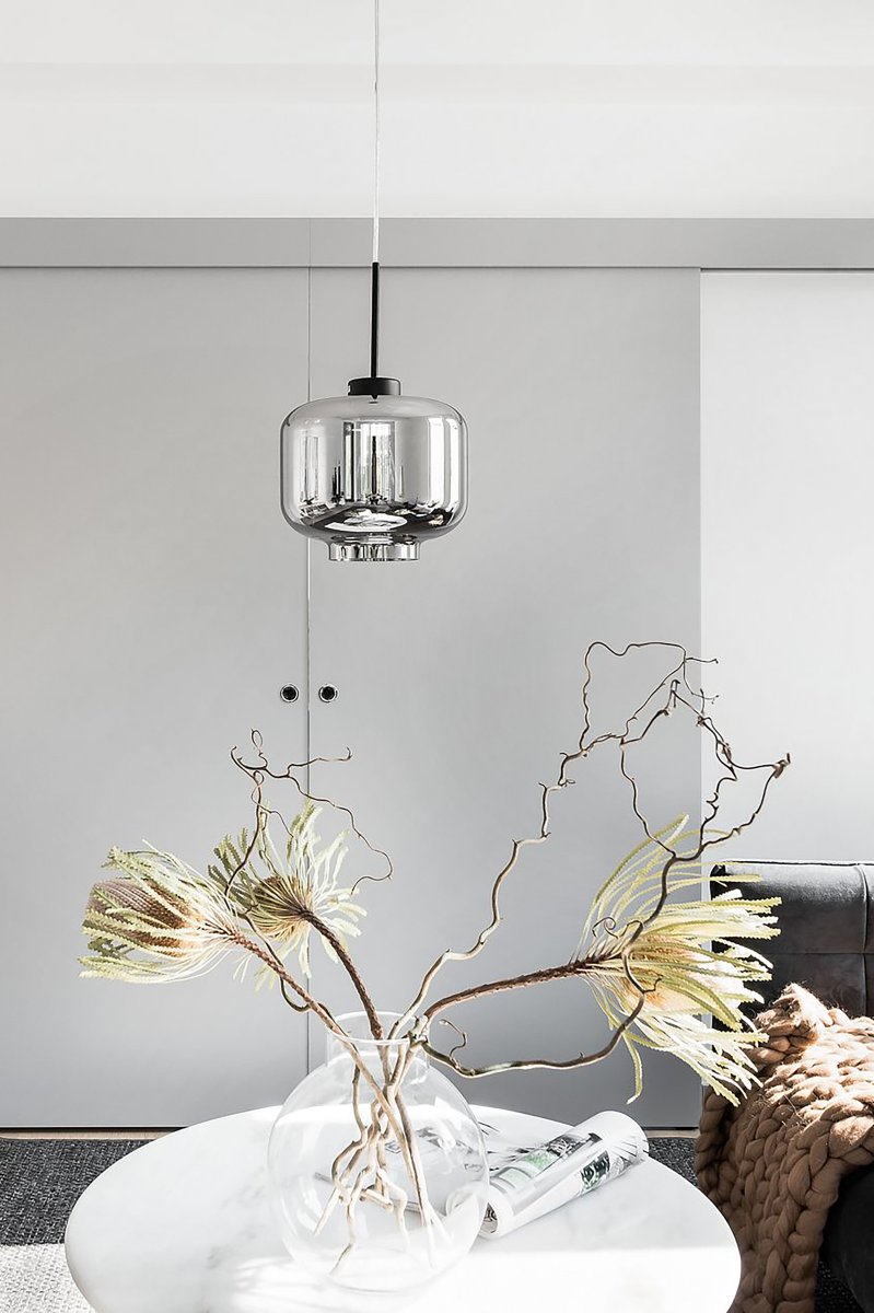 Ritz Ø25 Rookkleurig hanglamp Van Globen Lighting - Ritz is een hanglamp met een klassieke vorm en een klein formaat die zowel solo als in een rij boven een eettafel mooi tot zijn recht komt.