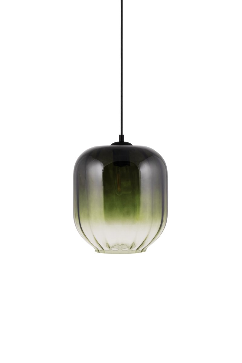 Haze Ø25 Groente hanglamp Van Globen Lighting - Haze is een prachtige hanglamp met mondgeblazen glas dat aan de binnenkant gecanneleerd is, wat een prachtig lichtspel creëert wanneer de lamp brandt.