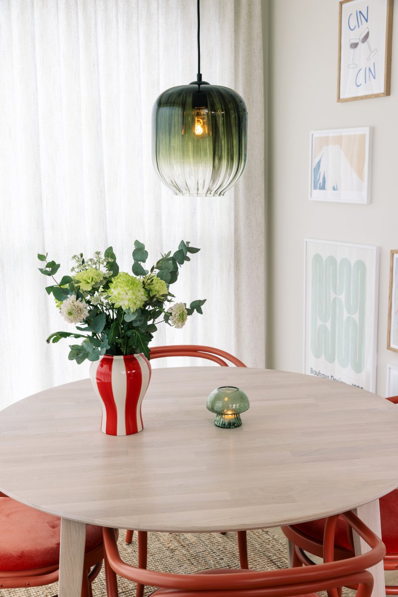 Haze Ø25 Groente hanglamp Van Globen Lighting - Haze is een prachtige hanglamp met mondgeblazen glas dat aan de binnenkant gecanneleerd is, wat een prachtig lichtspel creëert wanneer de lamp brandt.