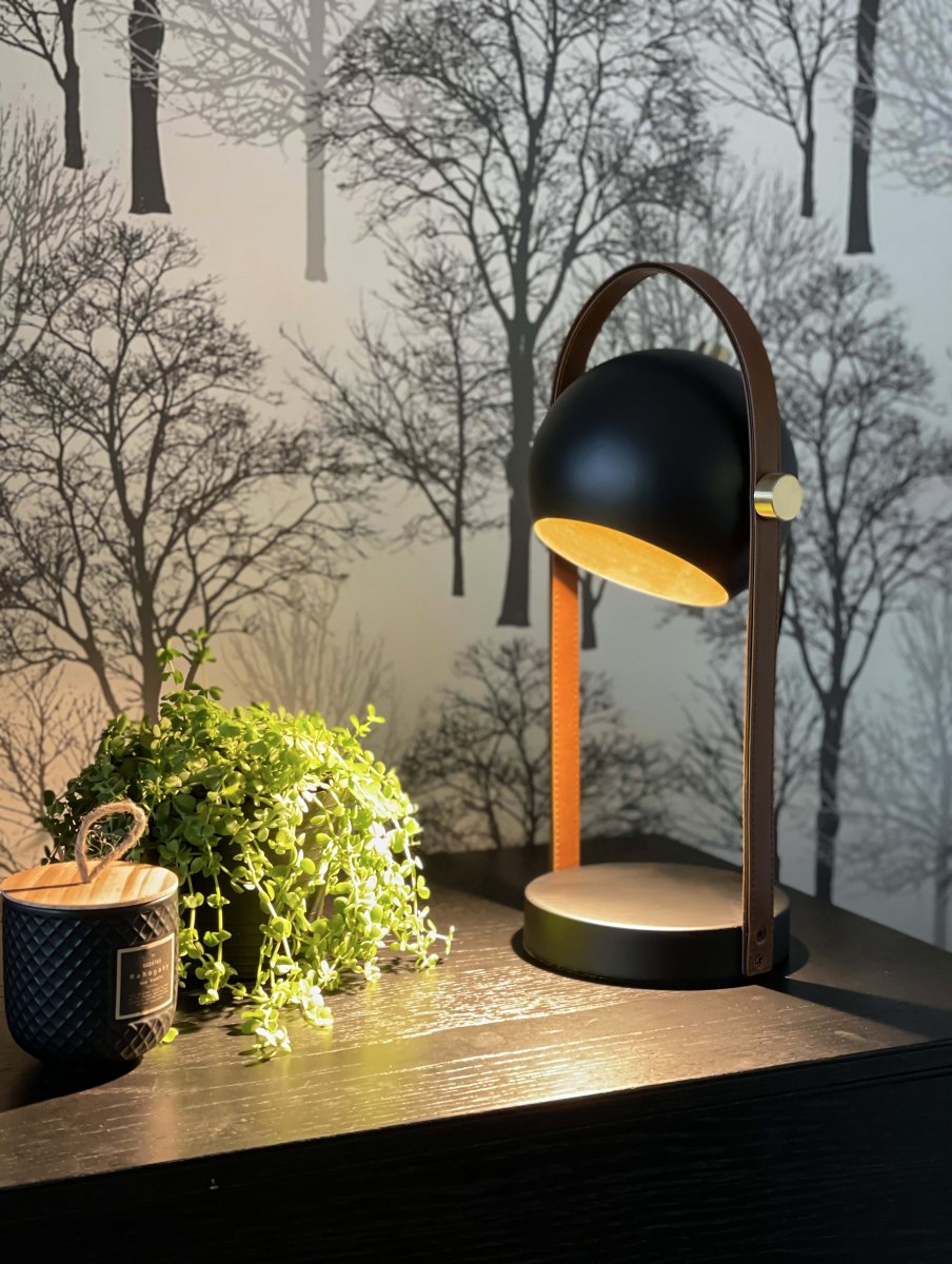 Bow 38cm Zwart tafellamp Van Aneta Lighting - Bow tafellamp in zwart gelakt metaal met details in mat messing en bruin leer.