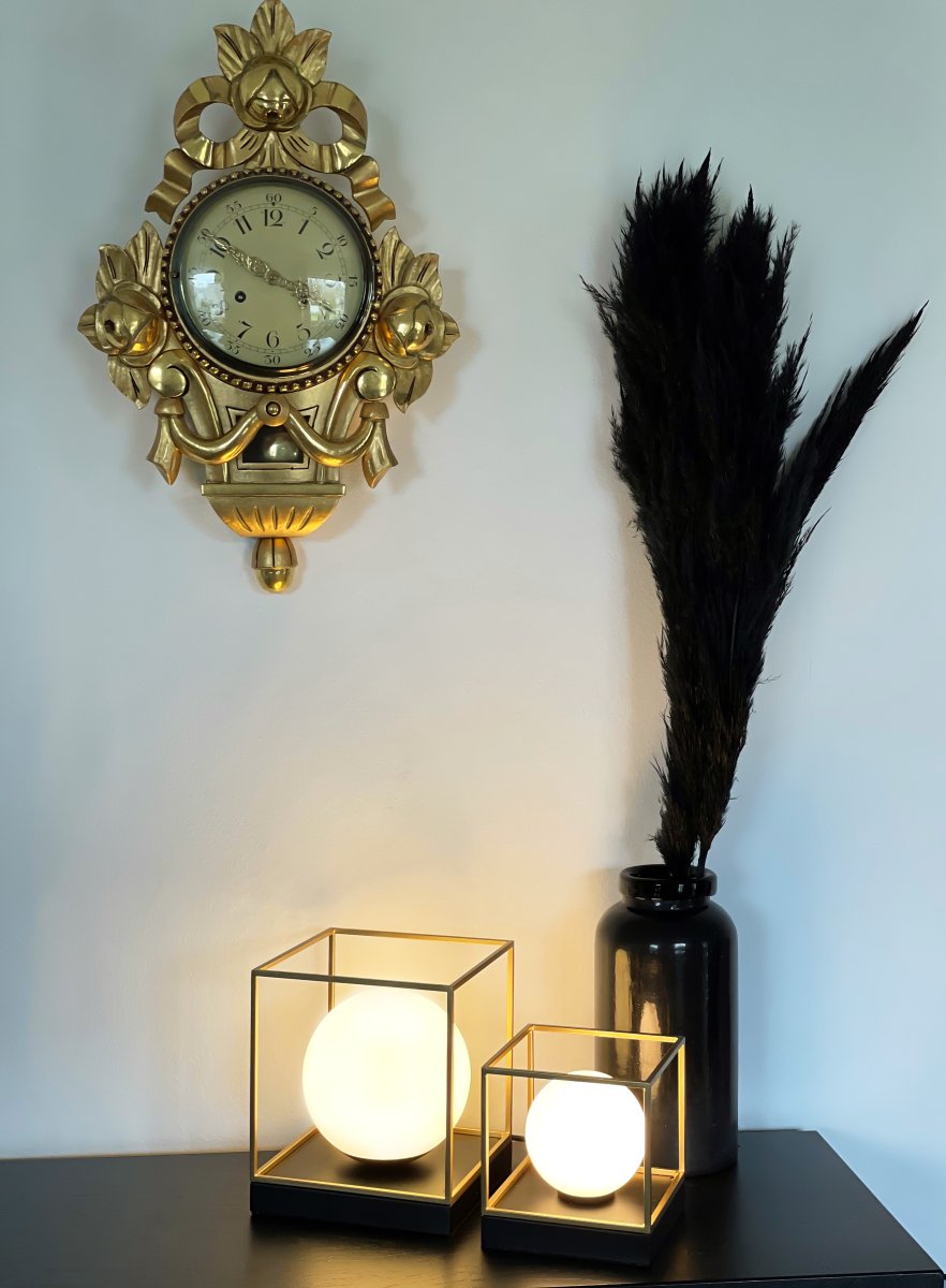 Astro 15cm Zwart tafellamp Van Aneta Lighting - Astro tafellamp in zwart gelakt metaal met opaalwitte glazen koepel omlijst met gouden details op de voet.