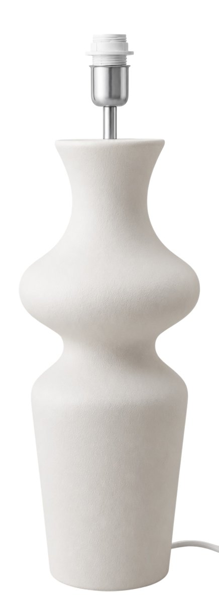  Belladonna 60cm Vit lampenvoet Van Hallbergs - Den vita, strukturerade finishen framh&auml;ver lampans organiska former och g&ouml;r den enkel att kombinera med olika typer av lampsk&auml;rmar och inredningsstilar.