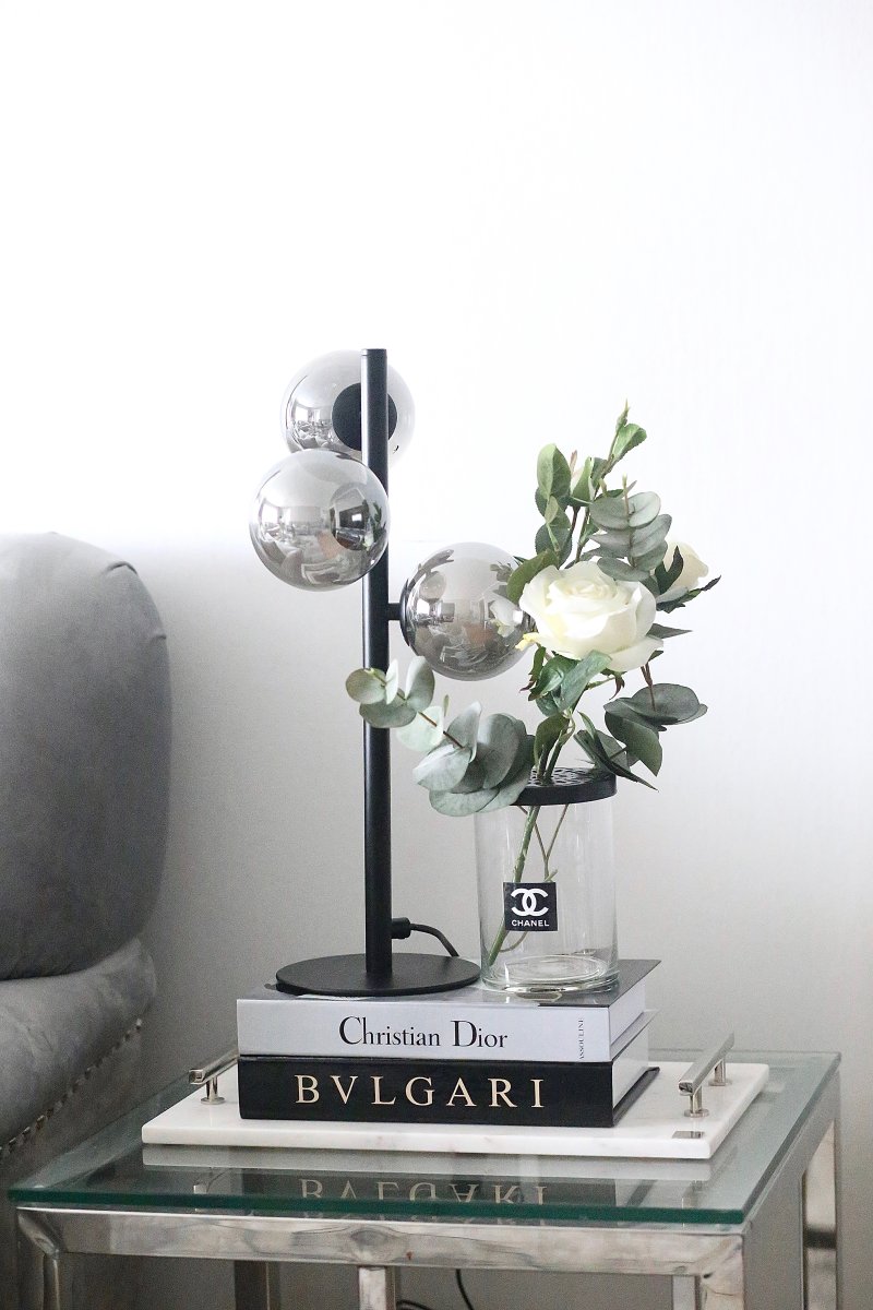 Molekyl 46cm Rookgrijs tafellamp Van Aneta Lighting - Molekyl tafellamp met zwarte metalen voet en 3 rookglazen kappen.
