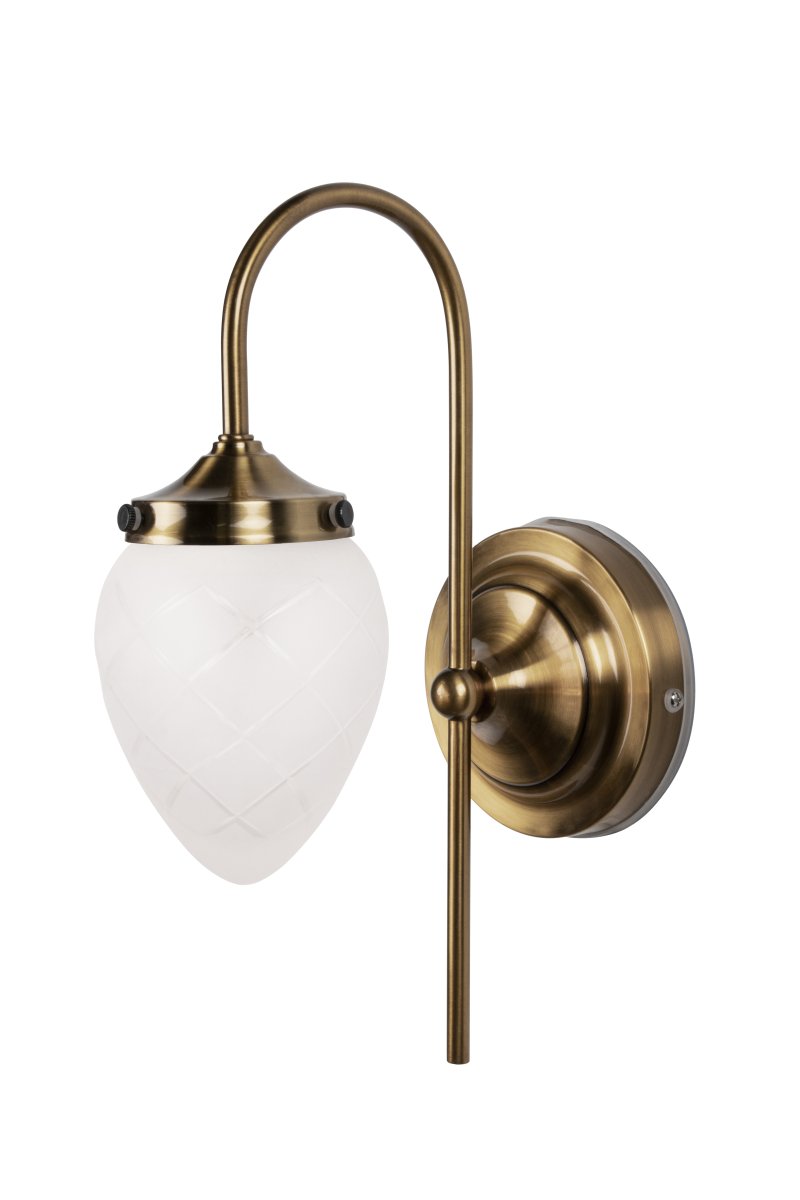  Juni 24cm Antiek messing/wit badkamerlamp Van Globen Lighting - Juni met zijn prachtig geslepen en gematteerde glas en metalen kap neemt je mee terug in de tijd naar het begin van de 20e eeuw.