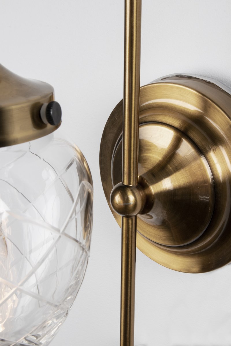 Juni 24cm Antiek messing/transparant badkamerlamp Van Globen Lighting - Juni met zijn prachtige geslepen glas en metalen kap neemt je mee terug in de tijd naar het begin van de 20e eeuw.