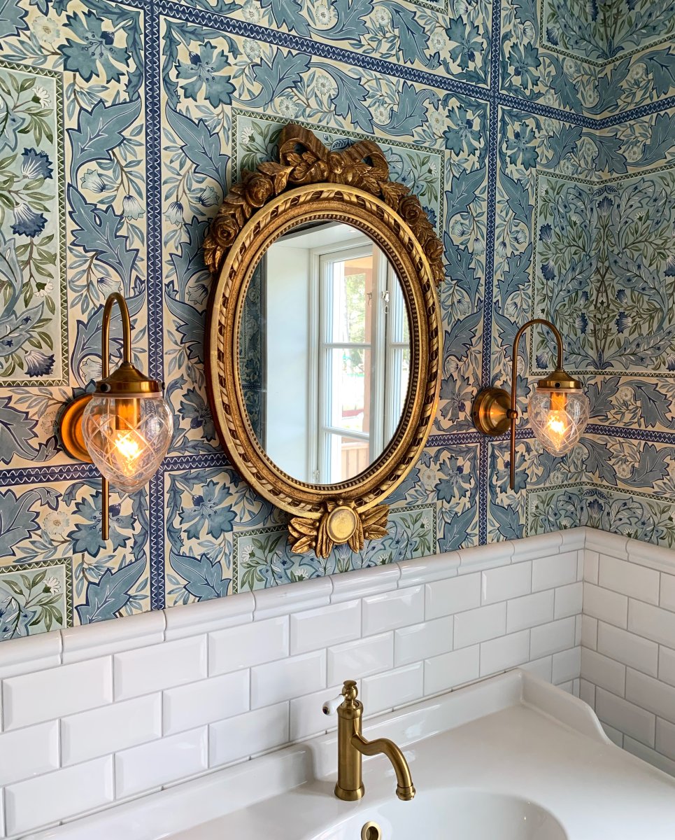 Juni 24cm Antiek messing/transparant badkamerlamp Van Globen Lighting - Juni met zijn prachtige geslepen glas en metalen kap neemt je mee terug in de tijd naar het begin van de 20e eeuw.