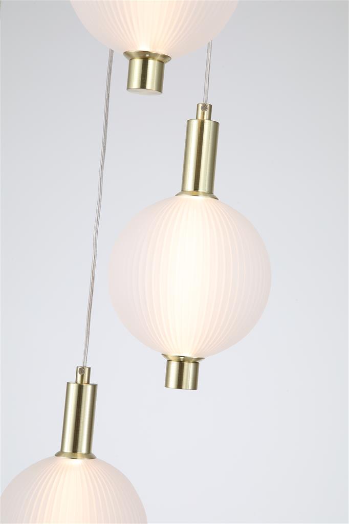 Luminique Ø47 Messing hanglamp Van Searchlight - De lamp is gemaakt van metaal met een satijn messing afwerking en heeft vijf matglazen kappen met ge&iuml;ntegreerde LED's.