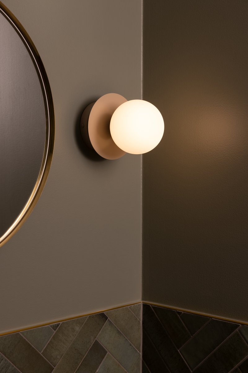 Art Deco Ø16 Beige/wit badkamerlamp Van Globen Lighting - De lamp is gemaakt van metaal en heeft een witte glazen kap die zorgt voor een mooie lichtspreiding in de kamer.