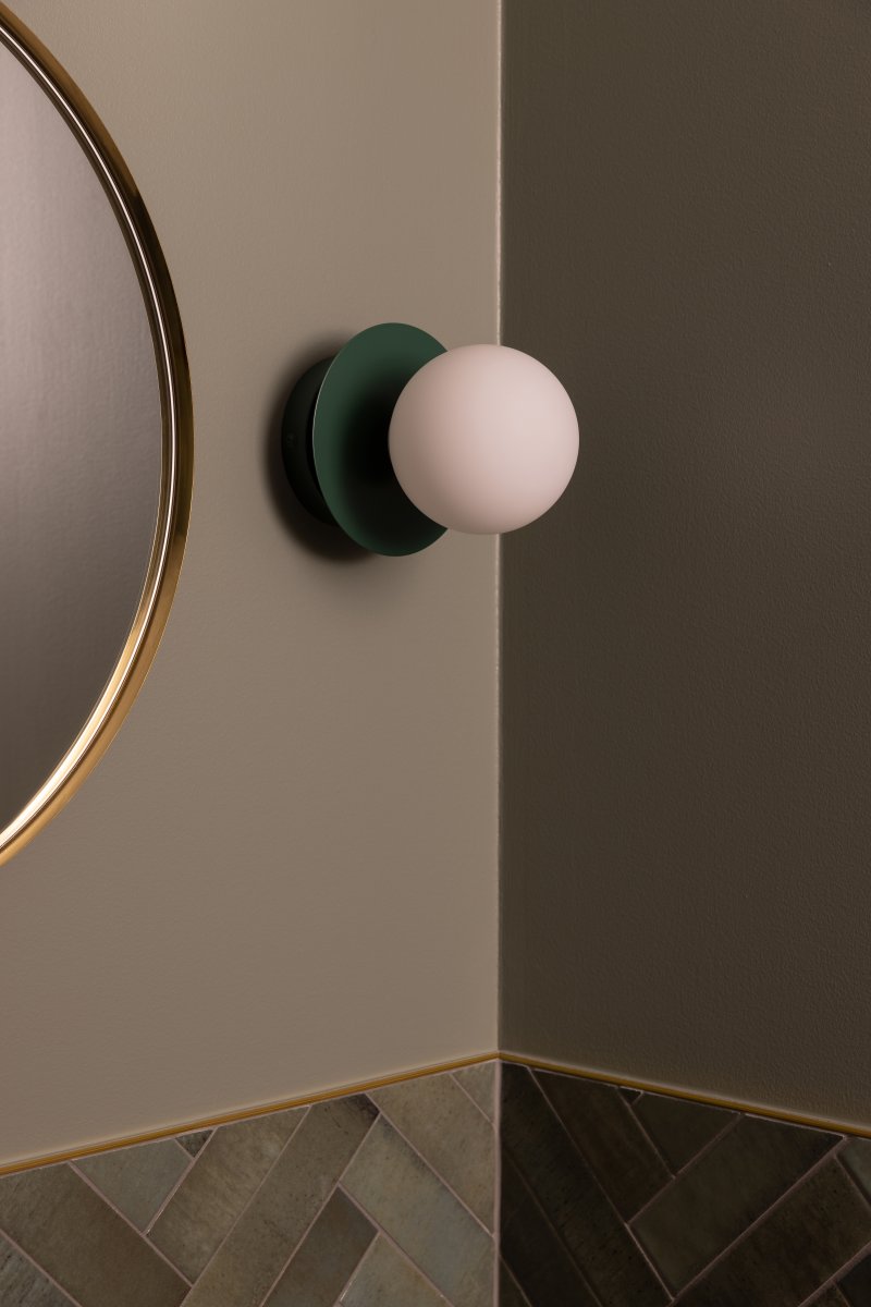 Art Deco Ø16 Groen/wit badkamerlamp Van Globen Lighting - De lamp is gemaakt van metaal en heeft een witte glazen kap die zorgt voor een mooie lichtspreiding in de kamer.
