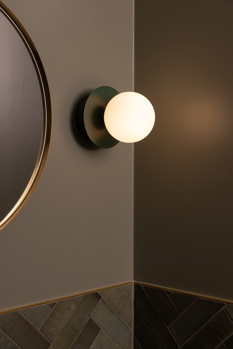 Art Deco Ø16 Groen/wit badkamerlamp Van Globen Lighting - De lamp is gemaakt van metaal en heeft een witte glazen kap die zorgt voor een mooie lichtspreiding in de kamer.